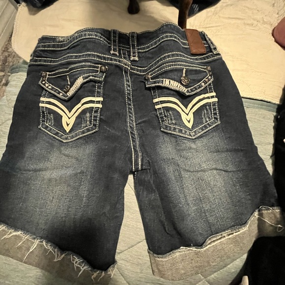 𝓥𝓪𝓷𝓲𝓽𝔂 𝓭𝓲𝓢𝓽𝓻𝓮𝓢𝓢𝓮𝓭 𝓫𝓮𝓻𝓶𝓾𝓭𝓪𝓢 - Picture 2 of 11